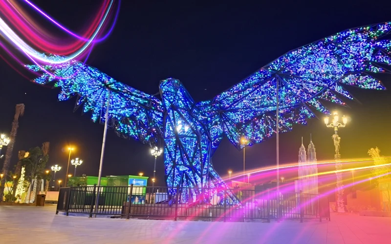 The-Largest-Metal-Falcon-in-the-World